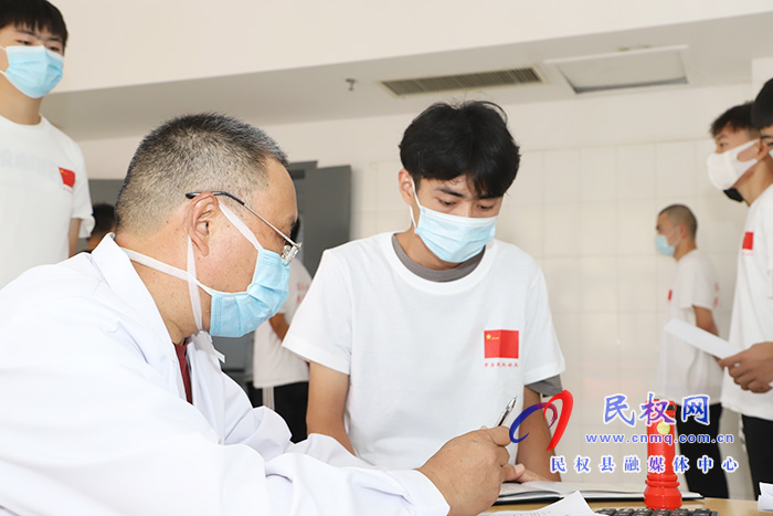 县委副书记、代县长王静娴检查征兵体检工作 县委副书记、代县长王静娴检查征兵体检工作