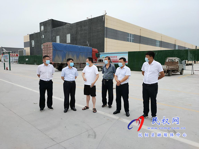 县领导马德伟调研疫情期间市场供应 县领导马德伟调研疫情期间市场供应