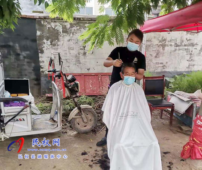 王桥镇:暖心“剪刀手”为战疫一线人员义务理发 王桥镇:暖心“剪刀手”为战疫一线人员义务理发