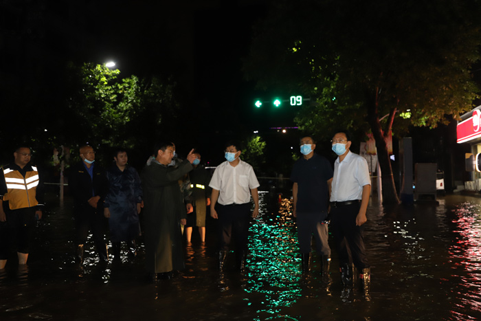 县委书记张团结夜查城区防汛排涝工作 县委书记张团结夜查城区防汛排涝工作