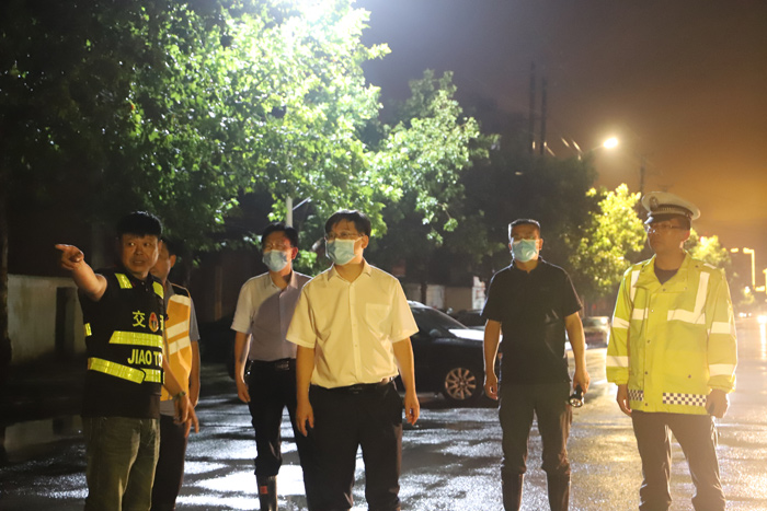 县委书记张团结夜查城区防汛排涝工作 县委书记张团结夜查城区防汛排涝工作