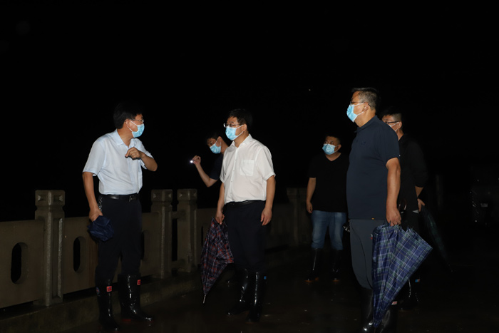 县委书记张团结夜查城区防汛排涝工作 县委书记张团结夜查城区防汛排涝工作