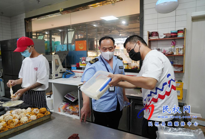 “小小月饼我来守护你”县市场监管局开展节前月饼市场食品安全专项检查