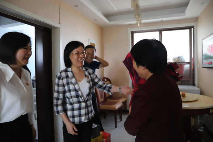 县委副书记、代县长王静娴看望慰问部分优秀老教师