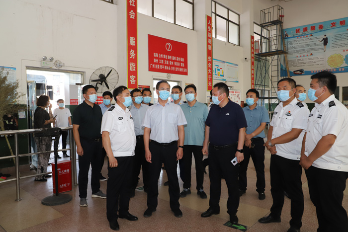 县委常委、常务副县长王景义查看我县节前市场供应及安全生产工作 县委常委、常务副县长王景义查看我县节前市场供应及安全生产工作