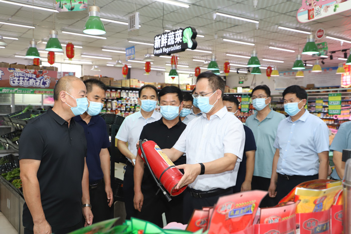 县委常委、常务副县长王景义查看我县节前市场供应及安全生产工作 县委常委、常务副县长王景义查看我县节前市场供应及安全生产工作
