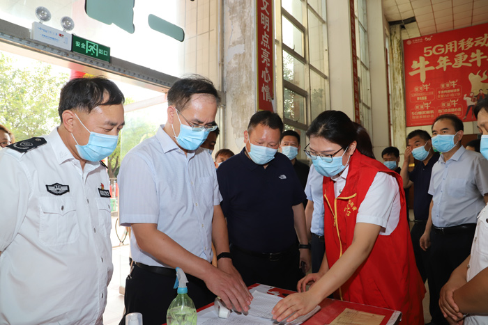 县委常委、常务副县长王景义查看我县节前市场供应及安全生产工作 县委常委、常务副县长王景义查看我县节前市场供应及安全生产工作