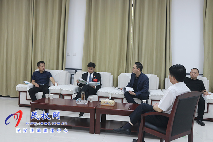县委书记张团结会见李岩、黄战峰一行 县委书记张团结会见李岩、黄战峰一行