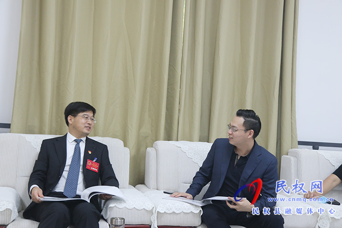 县委书记张团结会见李岩、黄战峰一行 县委书记张团结会见李岩、黄战峰一行