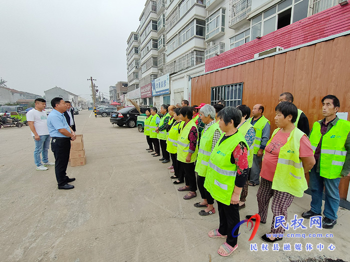 花园乡党委副书记、乡长杨德志慰问环卫工人 花园乡党委副书记、乡长杨德志慰问环卫工人
