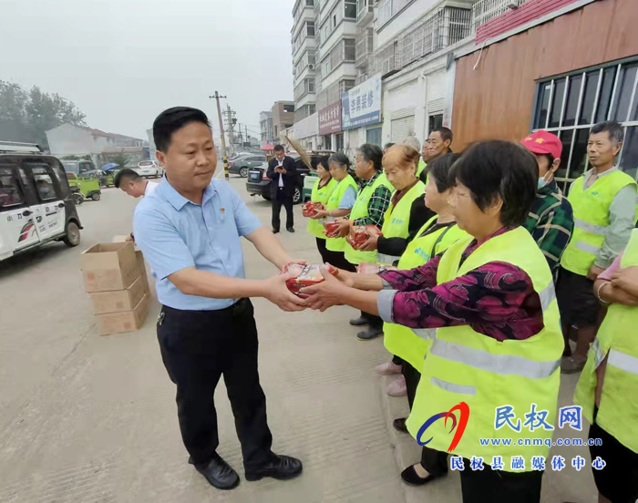 花园乡:乡长杨德志慰问环卫工人 花园乡:乡长杨德志慰问环卫工人