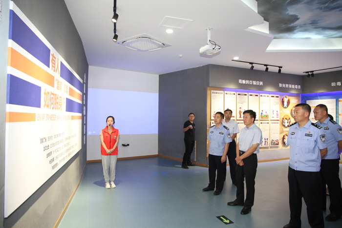 县委常委、政法委书记陈鸿志到民权县禁毒科普教育基地参观指导 县委常委、政法委书记陈鸿志到民权县禁毒科普教育基地参观指导