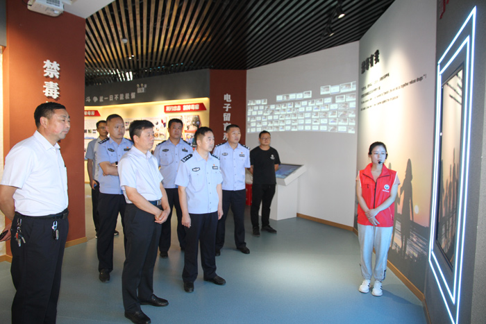 县委常委、政法委书记陈鸿志到民权县禁毒科普教育基地参观指导 县委常委、政法委书记陈鸿志到民权县禁毒科普教育基地参观指导