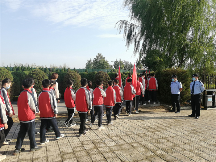 民权县第三小学红领巾中队参加民权县烈士纪念日公祭活动