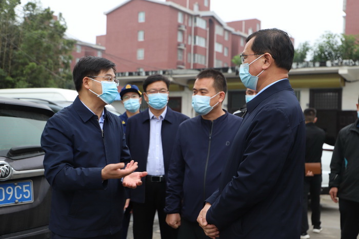 县委书记张团结慰问“十一”国庆节期间在岗值班值守人员