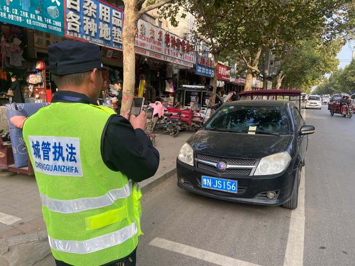 创建文明城  城管在行动——城市管理局：开展市容秩序整治助推文明城市创建