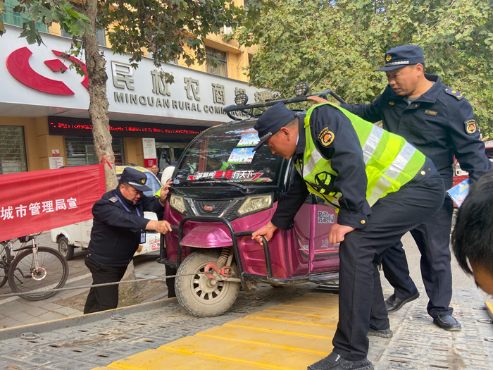 创建文明城  城管在行动——城市管理局：开展市容秩序整治助推文明城市创建