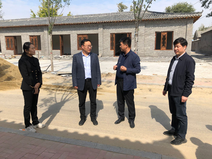 县委副书记栗团结暗访农村人居环境整治和巩固脱贫攻坚整改工作情况