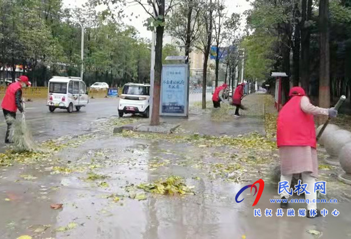 县民族学校教师志愿者积极参与创建全国文明城全国卫生城活动