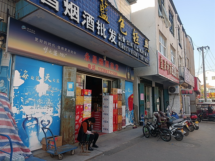 记者观察：店外经营不少见 乱停乱放仍存在