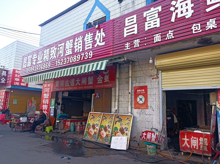 记者观察：店外经营不少见 乱停乱放仍存在