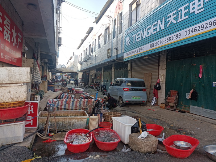 记者观察：店外经营不少见 乱停乱放仍存在