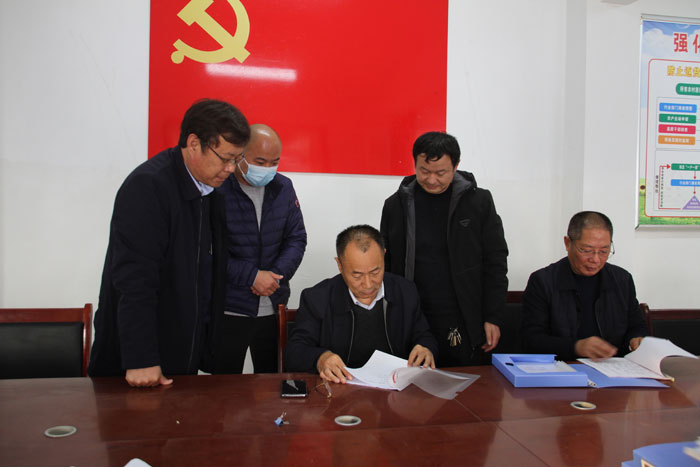 县政协主席周明河到绿洲街道办事处督导巩固脱贫攻坚成果后评估工作