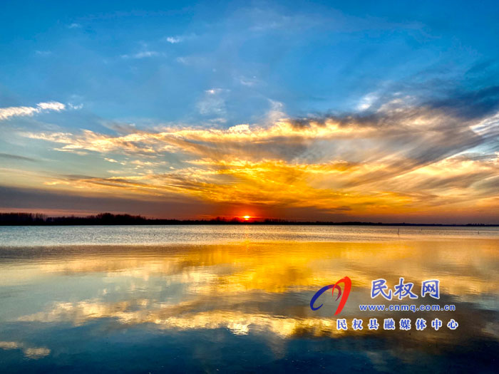 鲲鹏湖落日晚霞宛如油画