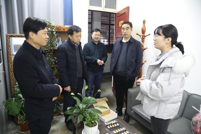县财政局元旦跨年坚守业务岗位