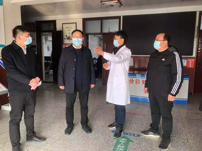县委副书记栗团结督导查看疫情防控、人居环境集中整治及元旦值班值守工作