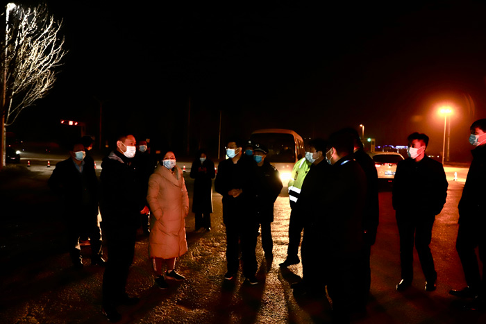 县委书记张团结、县委副书记、县长王静娴深夜检查指导疫情防控工作