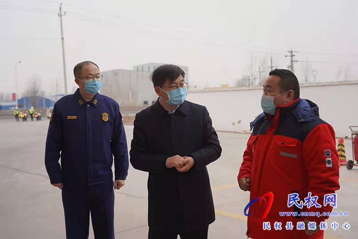 县委书记张团结查看节前市场保供应暨安全生产工作