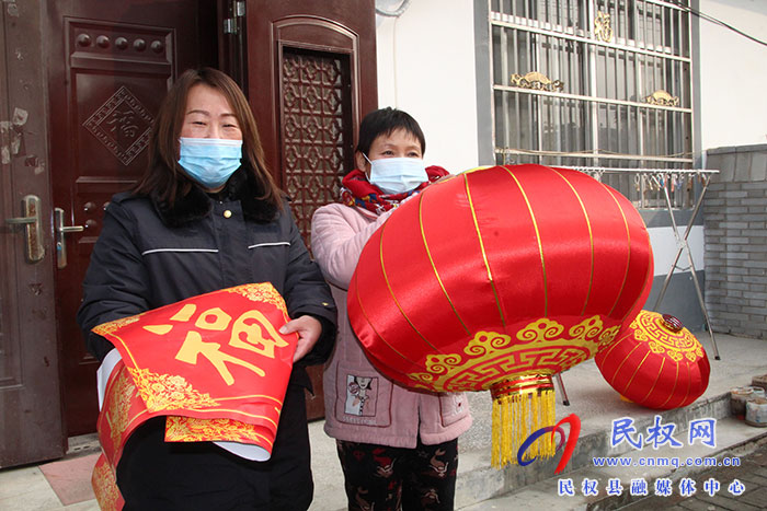 民权县花园乡：送春联 挂灯笼  情意浓浓过新年