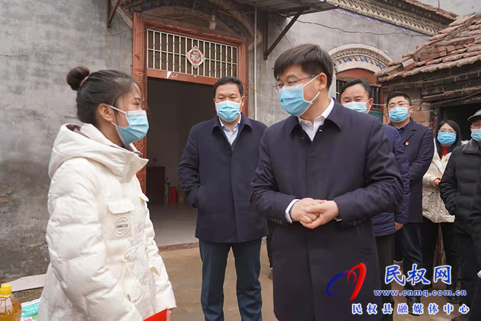 县委书记张团结走访慰问“春蕾女童”