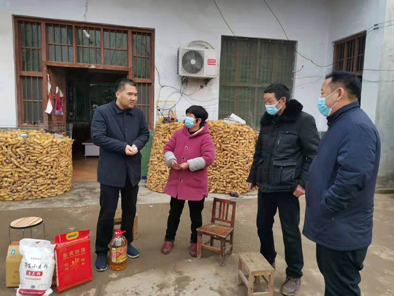 县住建局春节前走访慰问贫困户