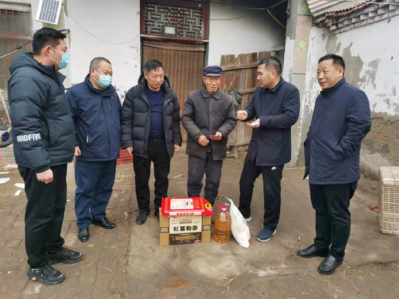 县住建局春节前走访慰问贫困户