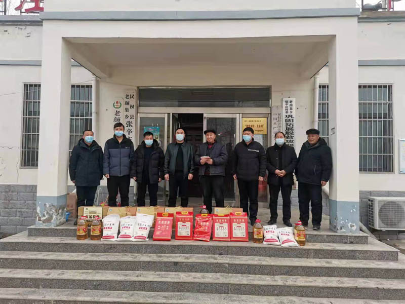 县住建局春节前走访慰问贫困户