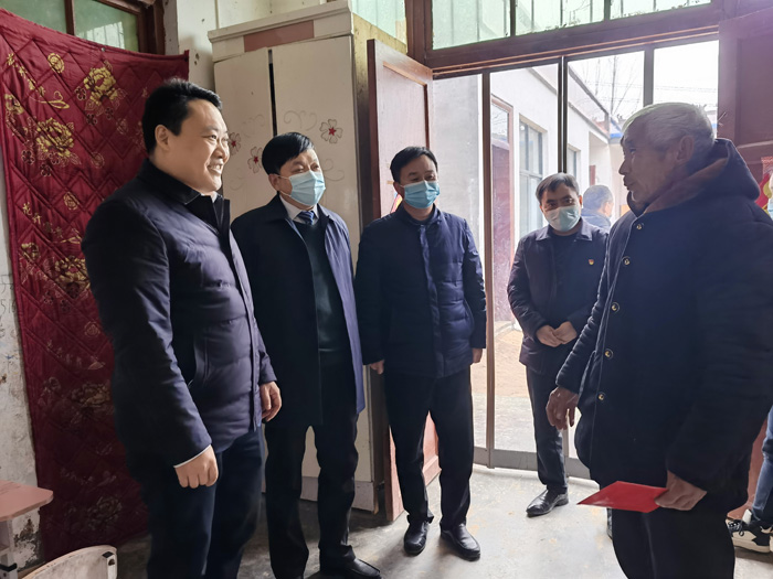 县委常委、组织部长王义彬走访慰问困难老党员 和“春蕾女童”
