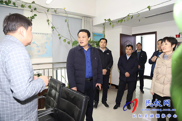 新年上班第一天：县委常委、组织部长王义彬看望慰问组工干部