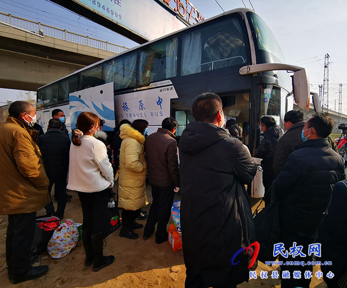 民权县人社局组织首批农民工有序返岗复工