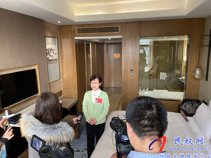 出席市五届人大七次会议的民权县代表团向大会报到