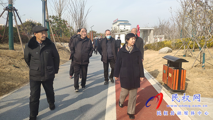 我县组织县处级退休老干部参观城市建设