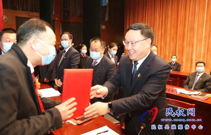 县委经济工作会议暨全县三级干部大会召开