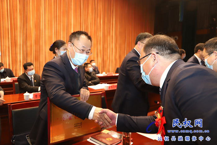 县委经济工作会议暨全县三级干部大会召开