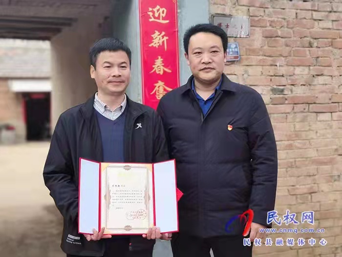 县委常委、组织部长王义彬为博士家庭授牌