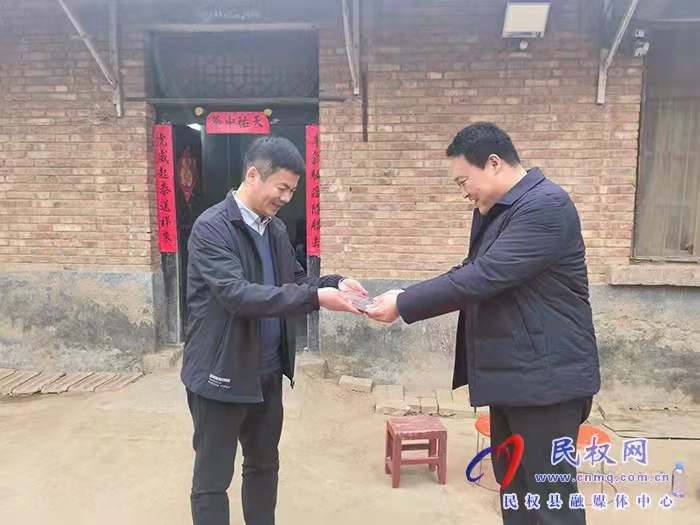 县委常委、组织部长王义彬为博士家庭授牌