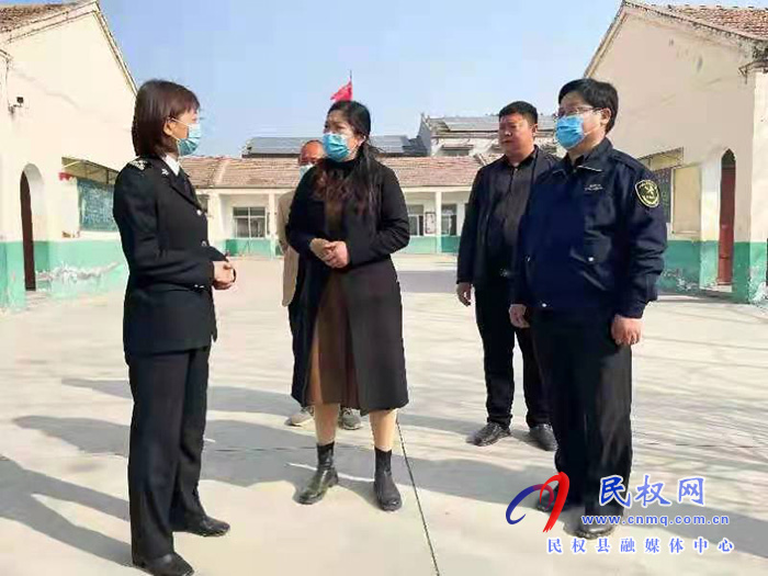 县委常委、</p>与干部职工、副县长于茜来到花园乡参加植树活动