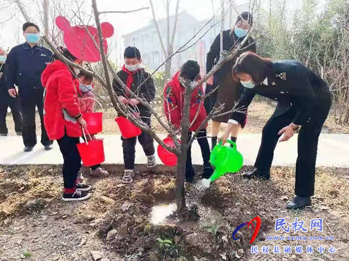 县委常委、副县长于茜来到花园乡参加植树活动