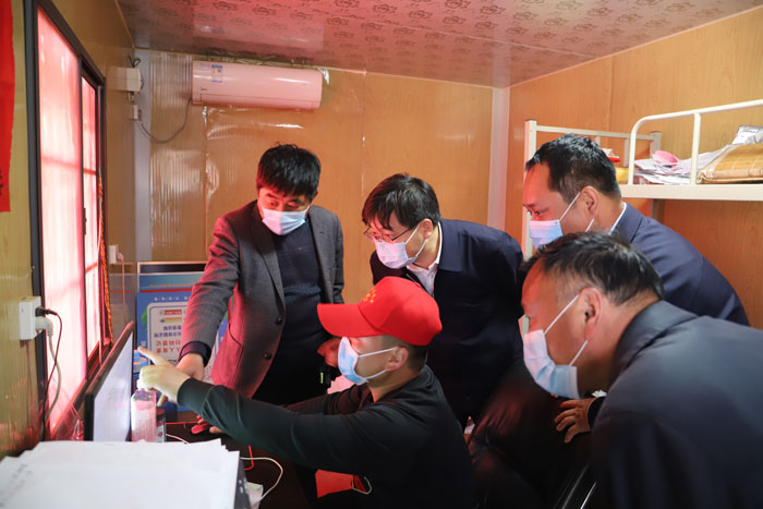 县委书记张团结调研疫情防控工作