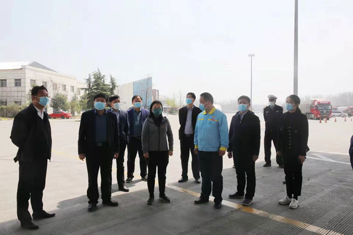县委副书记、县长王静娴到连霍高速民权路口、高速服务区查看疫情防控工作